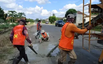 Dinas PUPR Tubaba Mulai Perbaiki Jalan Rusak di Simpang Tiga Panaragan dan Kawasan Tugu Ratu Nago