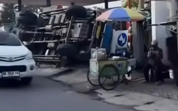 Dramatis! Truk Pengangkut Bata Putih Terbalik di Depan SPBU SPBU Pokoh, Lalu Lintas Tersendat