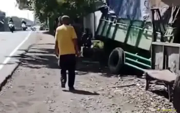 Dump Truck Nyungsep di Sidoarjo, Hantam Bengkel dan Tembok Pabrik di Jalan Raya Bringinbendo