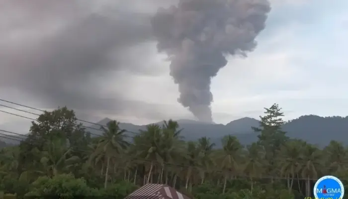 Gunung Dukono Erupsi Lagi Pagi Ini, Kolom Abu Capai 2,7 Km dan Mengarah ke Utara