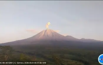Gunung Semeru Kembali Erupsi Letusan 130 Detik Picu Imbauan Waspada