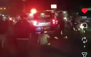 Kecelakaan Motor vs Pickup di Depan SPBU Shell, Pengendara Dievakuasi Ambulans 3 Insiden Motor vs Pickup di SPBU Shell Pengendara Dilarikan ke Rumah Sakit