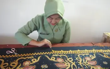 Istri Prajurit Yonif 143 TNI Hidupkan Semangat Kartini Lewat Kerajinan Tapis Lampung