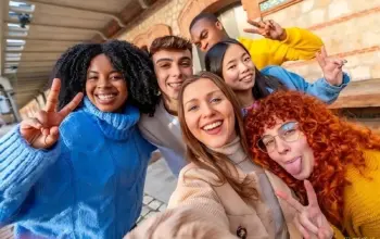 Jangan Sembarangan Tunjukkan Pose Peace AI Bisa Ambil Data Biometrik