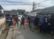 Kades Sukaraja Turun Tangan, Warga Gotong Royong Bersihkan Saluran Air