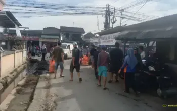 Kades Sukaraja Turun Tangan, Warga Gotong Royong Bersihkan Saluran Air