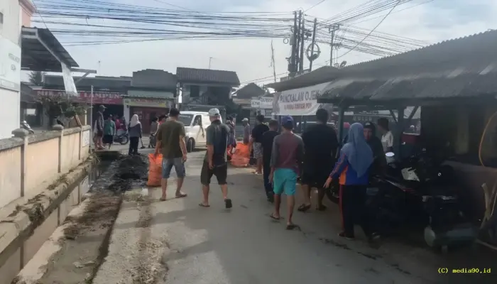 Kades Sukaraja Pimpin Warga Bersihkan Drainase, Antisipasi Banjir Berulang