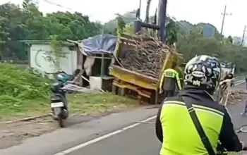 Kecelakaan Truk Tebu di Lawang, Diduga Rem Blong Hantam Baliho, Sopir Selamat Meski Tertimbun