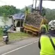 Truk Bermuatan Tebu Alami Rem Blong di Lawang Malang, Tabrak Baliho dan Muatan Berserakan