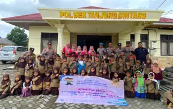 Pelajar TK Raudhatul Mutaalimin Kunjungi Polsek Tanjung Bintang, Belajar Disiplin dan Tugas Polisi Sejak Dini 4 Polsek Tanjung Bintang Kenalkan Disiplin Sejak Dini kepada Siswa TK Raudhatul Mutaalimin