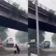 Viral Aksi Nekat Terobos Palang Kereta di Cimindi Cimahi, Publik Soroti Rendahnya Kesadaran Keselamatan