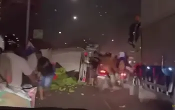 Tragis! Kecelakaan Pickup Angkut Pisang di Flyover Balekota Tangerang Tewaskan Pengendara Motor 3 Tragis di Flyover Balekota Tangerang Pickup Bermuatan Pisang Tabrak Pengendara Motor hingga Tewas