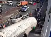 Truk Tangki Terguling di Jembatan Suwayuwono Pasuruan, Lalu Lintas Sempat Lumpuh Total 11 Truk Tangki Terbalik di Tengah Jembatan Suwayuwono, Kemacetan Panjang Tak Terhindarkan