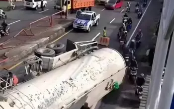 Truk Tangki Terguling di Jembatan Suwayuwono Pasuruan, Lalu Lintas Sempat Lumpuh Total 4 Truk Tangki Terbalik di Tengah Jembatan Suwayuwono, Kemacetan Panjang Tak Terhindarkan