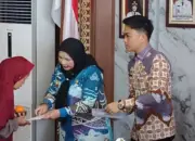 Wali Kota Eva Dwiana Salurkan Bantuan bagi Puluhan Korban Bencana di Bandar Lampung