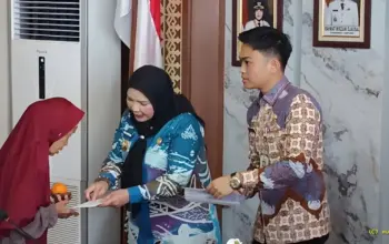 Wali Kota Eva Dwiana Salurkan Bantuan bagi Puluhan Korban Bencana di Bandar Lampung