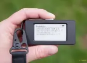YouTuber Ciptakan E-Reader Mini Seukuran Jempol, Muat 10 Buku Digital