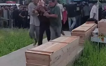 Ambulans Kecelakaan di Tol Pekanbaru–Dumai Kakak Beradik Meninggal Dunia Rumah Duka Dipenuhi Tangis