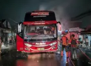 Bus Terbakar Gegerkan Warga Dekat Pasar Selomerto, Diduga Akibat Korsleting AC 11 Bus Terbakar Gegerkan Warga Dekat Pasar Selomerto, Diduga Akibat Korsleting AC