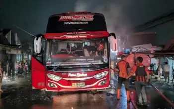 Bus Terbakar Gegerkan Warga Dekat Pasar Selomerto, Diduga Akibat Korsleting AC 4 Bus Terbakar Gegerkan Warga Dekat Pasar Selomerto, Diduga Akibat Korsleting AC
