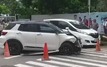 Detik Detik Mobil Hilang Kendali di Cipinang Indah Pengendara Motor Tewas