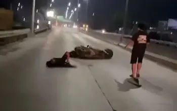 Diduga Pengaruhi Alkohol dan Bawa Sajam, Pemotor Tabrak Truk di Gerbang Tol Sayung Demak, Dua Orang Terluka