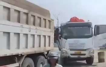 Dua Truk Tambang Adu Banteng di Bojonegara, Insiden di Kampung Nyamuk Bikin Heboh