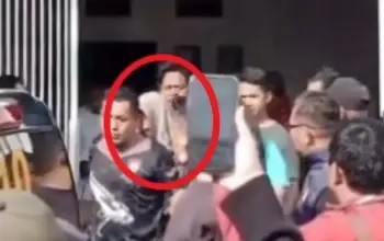Eks Polwan Viral Yuni Utami Dijemput Paksa Polisi, Diduga Terseret Kasus Penganiayaan Tetangga 2 Eks Polwan Yuni Utami Viral, Polisi Lakukan Penjemputan Terkait Dugaan Kasus Penganiayaan