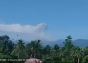 Gunung Dukono Kembali Erupsi, Kolom Abu Capai 1,3 Kilometer Warga Diimbau Jauhi Kawah 11 Erupsi Gunung Dukono, Abu Vulkanik Membumbung hingga 1,3 Kilometer
