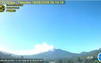 Gunung Ibu Kembali Erupsi, Kolom Abu Vulkanik Menjulang 500 Meter di Atas Puncak 7 Gunung Ibu Kembali Meletus, Abu Vulkanik Membumbung 500 Meter di Atas Puncak
