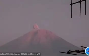 Gunung Semeru Erupsi Hari Ini: Kolom Abu Capai 400 Meter, Warga Diminta Waspada