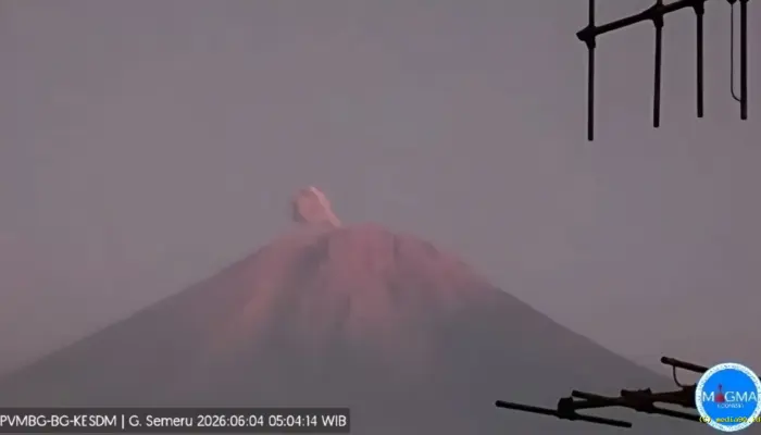 Gunung Semeru Erupsi Hari Ini: Kolom Abu Capai 400 Meter, Warga Diminta Waspada Awan Panas