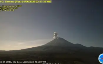 Gunung Semeru Kembali Erupsi, Kolom Abu Vulkanik Capai 700 Meter ke Arah Barat Daya 3 Gunung Semeru Kembali Erupsi, Kolom Abu Vulkanik Capai 700 Meter ke Arah Barat Daya
