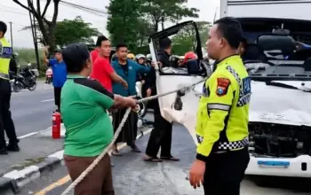 Kecelakaan Beruntun di Lamongan Libatkan Elf, Truk Box, dan Motor, Tiga Orang Terluka 3 Kecelakaan Beruntun di Lamongan Libatkan Elf Truk Box dan Motor Tiga Korban Terluka