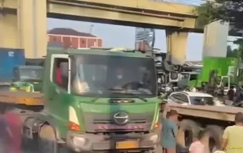 Kecelakaan Maut Motor vs Truk Trailer di Lampu Merah Enggano Tanjung Priok, Satu Korban Tewas di Tempat 8 Kecelakaan Tragis di Lampu Merah Enggano Tanjung Priok, Pemotor Tewas Usai Tabrakan dengan Truk Trailer