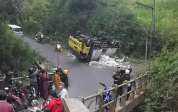 Kecelakaan di Tanjakan Sentong Lawang, Truk Bermuatan Bata Ringan Terguling dan Timbulkan Korban