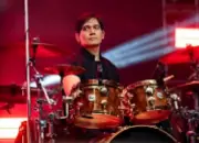 Konser Dewa 19 Kuala Lumpur Tetap Meriah, Al Ghazali Gantikan Tyo Nugros yang Gagal Terbang 10 Mendadak Gantikan Tyo Nugros Al Ghazali Meriahkan Konser Dewa 19 di Kuala Lumpur