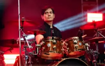 Konser Dewa 19 Kuala Lumpur Tetap Meriah, Al Ghazali Gantikan Tyo Nugros yang Gagal Terbang 3 Mendadak Gantikan Tyo Nugros Al Ghazali Meriahkan Konser Dewa 19 di Kuala Lumpur