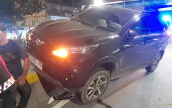 Mobil Tabrak Separator Jalur Transjakarta di Depan Terminal Pasar Senen, Petugas Lakukan Evakuasi 2 Mobil Tabrak Separator Busway di Depan Terminal Pasar Senen, Arus Lalu Lintas Terganggu