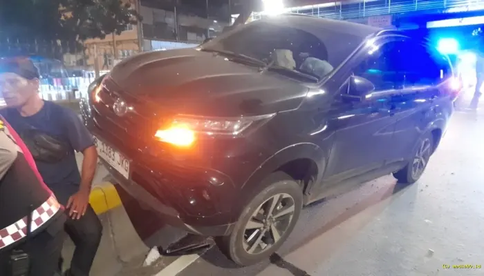 Mobil Tabrak Separator Jalur Transjakarta di Depan Terminal Pasar Senen, Petugas Lakukan Evakuasi