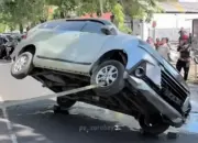 Mobil Wanita Terjun ke Saluran Air di Surabaya Diduga Hilang Kendali Saat Keluar Garasi