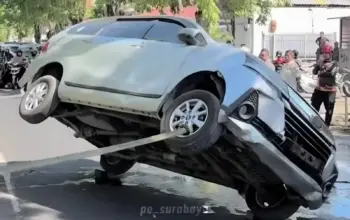Mobil Wanita Terjun ke Saluran Air di Surabaya Diduga Hilang Kendali Saat Keluar Garasi