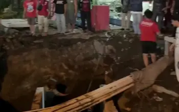 Pasutri Lansia Terjatuh ke Lubang Proyek Gorong Gorong di Surabaya Istri Meninggal Dunia