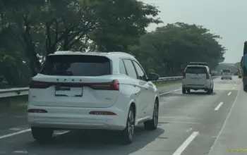 Mobil Berlogo DFSK Muncul Tanpa Kamuflase, Diduga Sedang Jalani Uji Jalan Jelang Peluncuran 7 Penampakan Mobil Berlogo DFSK Tanpa Kamuflase, Isyarat Model Baru Segera Meluncur?