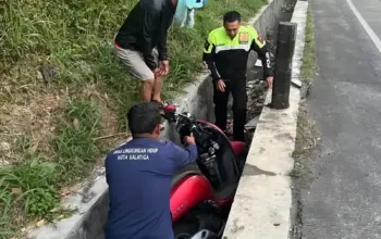 Kecelakaan Tunggal di JLS Salatiga Tewaskan Pengendara Honda Scoopy, Polisi Ingatkan Pentingnya Konsentrasi Saat Berkendara 3 Pengendara Muda Meregang Nyawa dalam Kecelakaan Tunggal di JLS Salatiga, Waspada Saat Berkendara