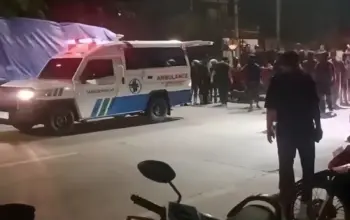 Petugas dan Ambulans Siaga di Lokasi Kecelakaan Depan Gudang Bulog Mangkang Semarang