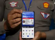SIM Digital Resmi Hadir, Pengendara Kini Bisa Tunjukkan SIM Lewat HP 15 SIM Digital Resmi Diluncurkan Kini Cukup Tunjukkan Lewat Smartphone