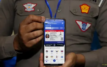 SIM Digital Resmi Hadir, Pengendara Kini Bisa Tunjukkan SIM Lewat HP 8 SIM Digital Resmi Diluncurkan Kini Cukup Tunjukkan Lewat Smartphone