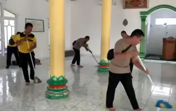 Sambut HUT Bhayangkara dan Tahun Baru Islam Polsek Tanjung Bintang Gelar Bakti Sosial Bersih Masjid