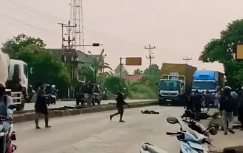 Tragis! Pemotor Tewas dalam Kecelakaan di Jalur Pantura Batang Usai Terjatuh dan Terlindas Truk